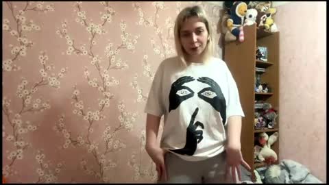 Mia online show from April 15, 3:15 pm