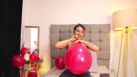Snapshot of beccamilanni chatting on February 19, 7:16 pm beccamilanni online show from February 19, 7:16 pm