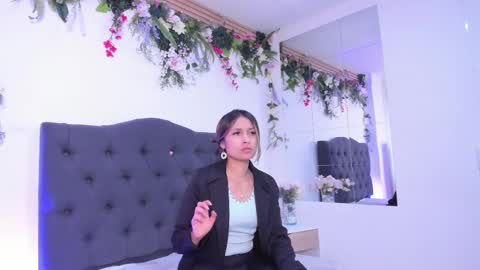 Snapshot of beccamilanni chatting on February 17, 12:49 pm beccamilanni online show from February 17, 12:49 pm