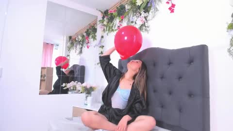 Snapshot of beccamilanni chatting on February 18, 4:47 pm beccamilanni online show from February 18, 4:47 pm