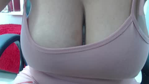 Snapshot of bella_lady_1_ chatting on September 29, 12:37 pm lady online show from September 29, 12:37 pm