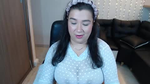 Snapshot of bella_sweet_01 chatting on October 10, 12:22 pm BELLA online show from October 10, 12:22 pm