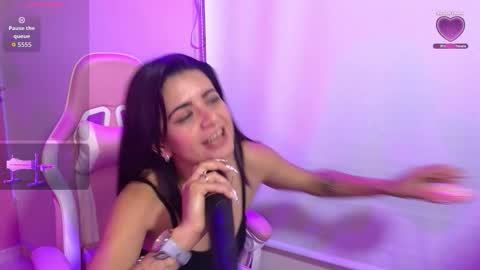 Snapshot of bella_thixx chatting on September 12, 2:02 am bella_thixx online show from September 12, 2:02 am