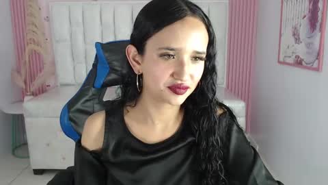 Snapshot of bella_vibes_s chatting on September 22, 8:35 pm Bella online show from September 22, 8:35 pm
