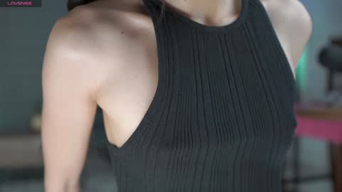 Belle Adrienne  IG  online show from December 8, 11:57 am