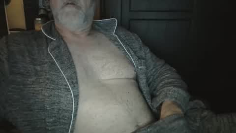 Snapshot of bendrinkin chatting on December 29, 10:12 am bendrinkin online show from December 29, 10:12 am