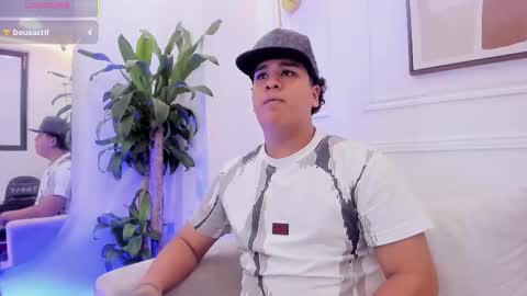 Snapshot of bennett_alejoo chatting on September 23, 10:16 pm bennett_alejoo online show from September 23, 10:16 pm