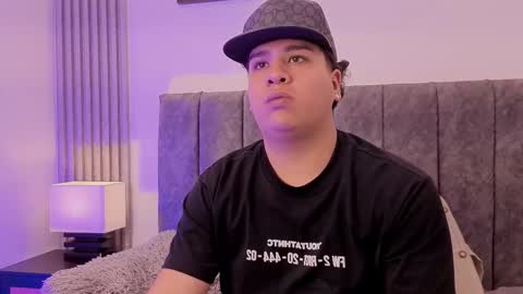 Snapshot of bennett_alejoo chatting on September 19, 5:27 pm bennett_alejoo online show from September 19, 5:27 pm