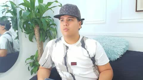 Snapshot of bennett_alejoo chatting on October 11, 7:39 pm bennett_alejoo online show from October 11, 7:39 pm