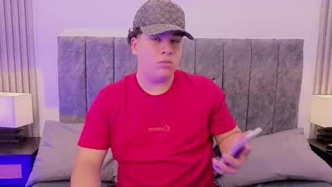 Snapshot of bennett_alejoo chatting on September 18, 5:17 pm bennett_alejoo online show from September 18, 5:17 pm