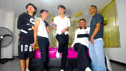 Snapshot of benz_boys chatting on February 11, 12:15 pm benz boys online show from February 11, 12:15 pm