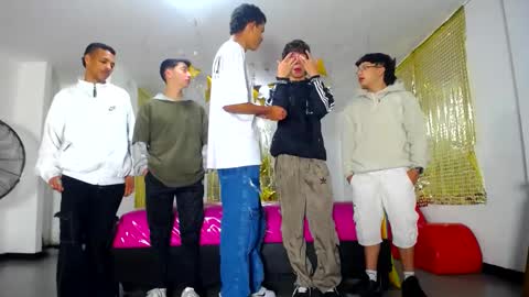 Snapshot of benz_boys chatting on March 3, 12:39 pm benz boys online show from March 3, 12:39 pm