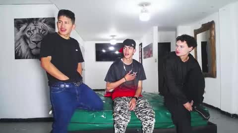 Snapshot of benz_boys chatting on September 10, 11:44 am benz boys online show from September 10, 11:44 am