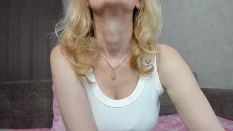 Snapshot of best__angelica chatting on March 3, 2:39 pm best__angelica online show from March 3, 2:39 pm
