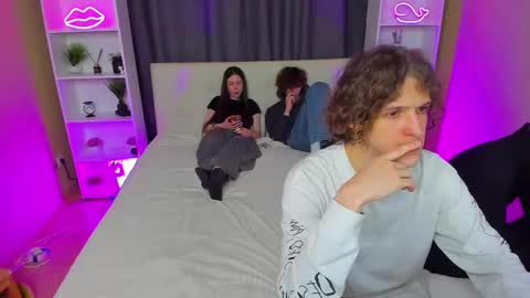 Danny and Kira online show from March 4, 8:13 am