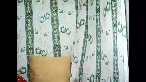 Snapshot of betty_83 chatting on February 4, 10:21 am betty_83 online show from February 4, 10:21 am