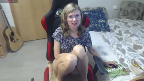 Snapshot of bettyburns chatting on October 6, 7:37 am Betty online show from October 6, 7:37 am