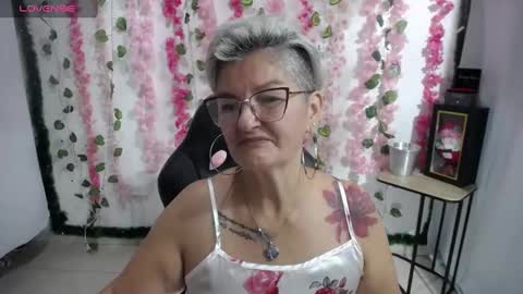 Snapshot of bety_cum3 chatting on February 18, 8:27 am bibiana online show from February 18, 8:27 am