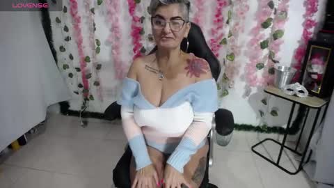 Snapshot of bety_cum3 chatting on February 19, 8:55 am bibiana online show from February 19, 8:55 am