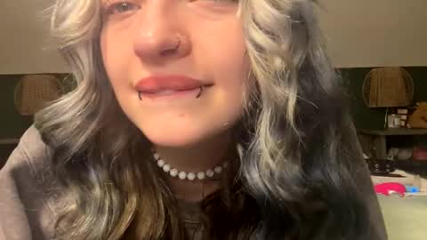 Ellie  online show from April 5, 12:40 am