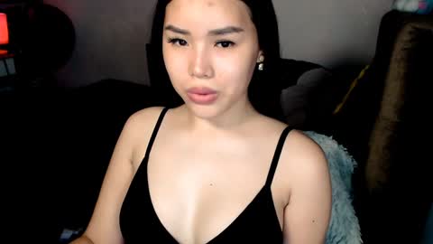 Mia online show from December 15, 11:23 am