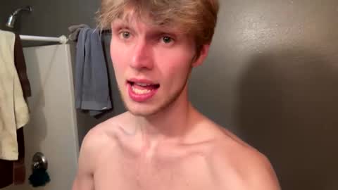 Snapshot of bigskinnyboyshh chatting on December 16, 6:43 am bigskinnyboyshh online show from December 16, 6:43 am