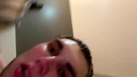 Snapshot of bigskinnyboyshh chatting on December 22, 1:34 am bigskinnyboyshh online show from December 22, 1:34 am