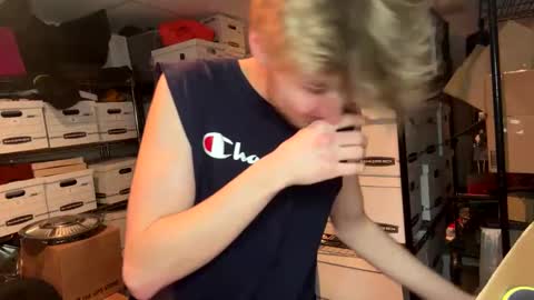 Snapshot of bigskinnyboyshh chatting on February 6, 6:51 am bigskinnyboyshh online show from February 6, 6:51 am