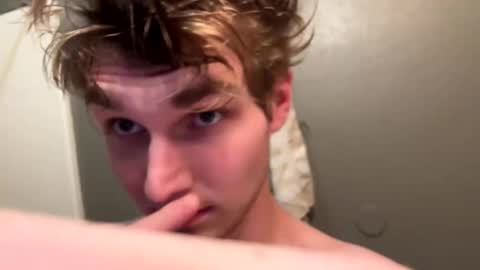 Snapshot of bigskinnyboyshh chatting on December 27, 7:57 pm bigskinnyboyshh online show from December 27, 7:57 pm