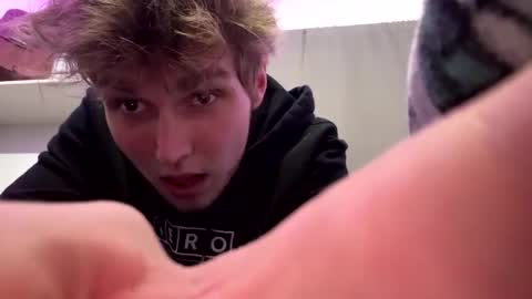 Snapshot of bigskinnyboyshh chatting on December 18, 2:21 am bigskinnyboyshh online show from December 18, 2:21 am