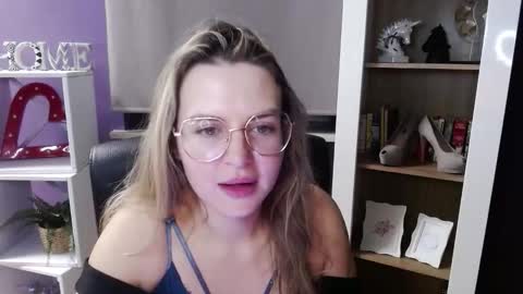 Z O E Y online show from November 24, 5:28 am