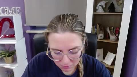 Z O E Y online show from November 18, 6:16 am