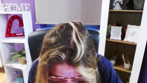 Z O E Y online show from December 18, 7:03 am