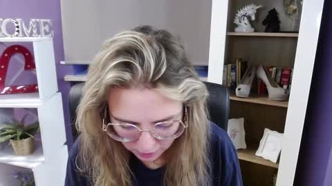 Z O E Y online show from November 19, 6:24 am