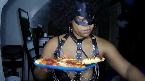 Queen Siren online show from December 16, 4:45 am