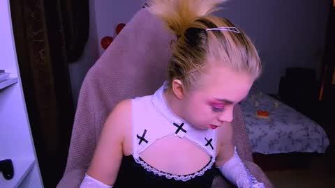 Nicole online show from December 5, 10:25 am