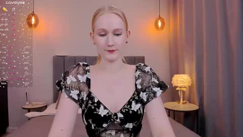 Mia online show from February 8, 6:33 pm