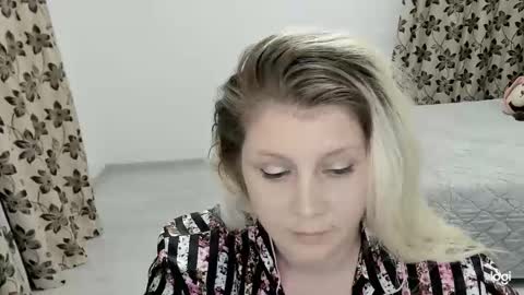 blondysarah online show from March 1, 9:30 pm