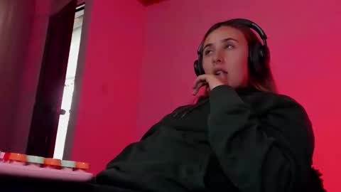 Bonnie Help me reach 500 likes online show from December 22, 9:21 pm