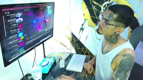 boy_tatto77 online show from April 25, 1:41 pm