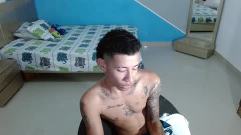 Snapshot of boyhot_sw chatting on February 14, 1:45 am boyhot_sw online show from February 14, 1:45 am