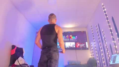 Snapshot of branfonhot chatting on October 17, 9:35 am Instagram twitter BRAN LOPEZ online show from October 17, 9:35 am