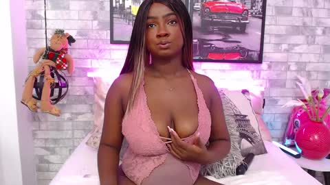 Snapshot of brittanyjhonnns chatting on December 30, 2:30 pm brittany 25 years old happy as a worm online show from December 30, 2:30 pm