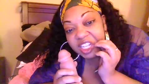 Snapshot of brownroundrenee chatting on March 11, 9:56 am brownroundrenee online show from March 11, 9:56 am