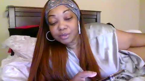 Snapshot of brownroundrenee chatting on October 9, 10:10 am brownroundrenee online show from October 9, 10:10 am