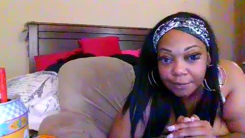 Snapshot of brownroundrenee chatting on October 4, 6:39 pm brownroundrenee online show from October 4, 6:39 pm