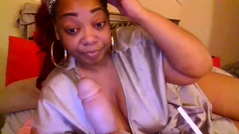 Snapshot of brownroundrenee chatting on February 17, 9:54 pm brownroundrenee online show from February 17, 9:54 pm
