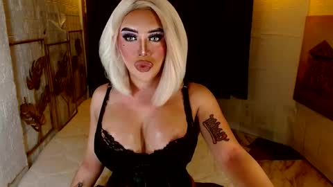 Snapshot of buena_fortuna chatting on September 29, 10:42 pm Lucienne online show from September 29, 10:42 pm