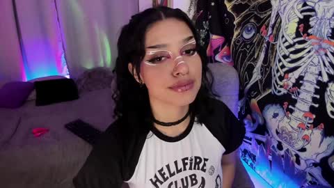 Snapshot of bunnypeachyy chatting on January 5, 2:27 am online show from January 5, 2:27 am
