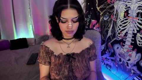 Snapshot of bunnypeachyy chatting on January 3, 1:27 am online show from January 3, 1:27 am